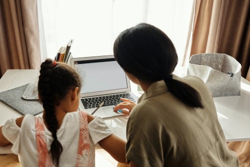 Mom+child computer pexels-august-de-richelieu-4260475 small Mom+child computer pexels-august-de-richelieu-4260475 small